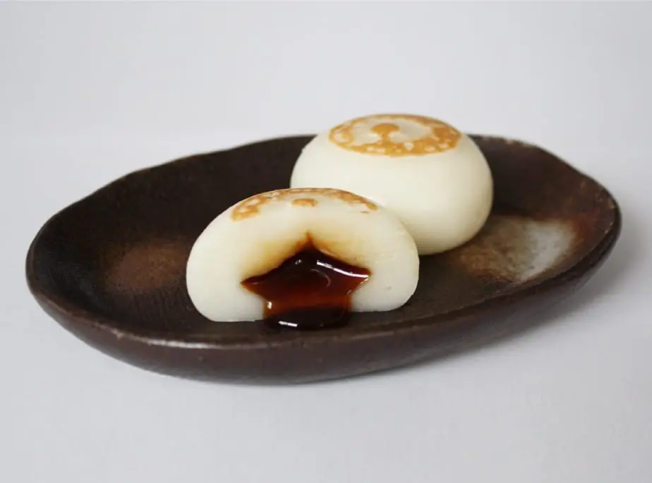 醤油だれがかかった焼き団子の断面