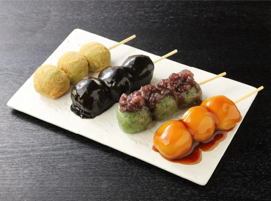 あんことみたらし団子が盛られた串団子の盛り合わせ