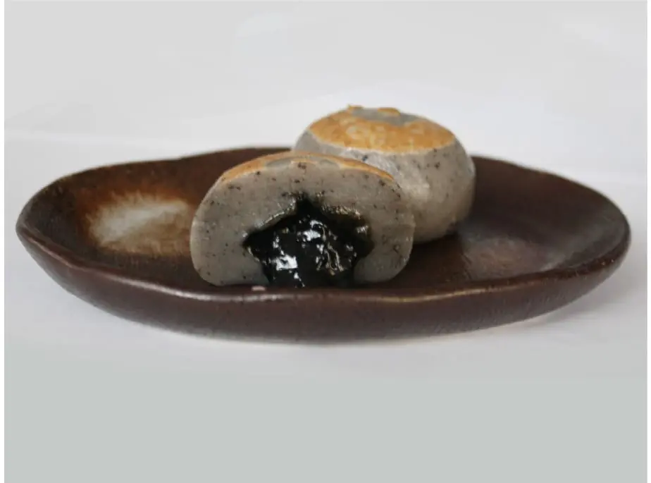 黒ごまあん入りの和菓子の断面