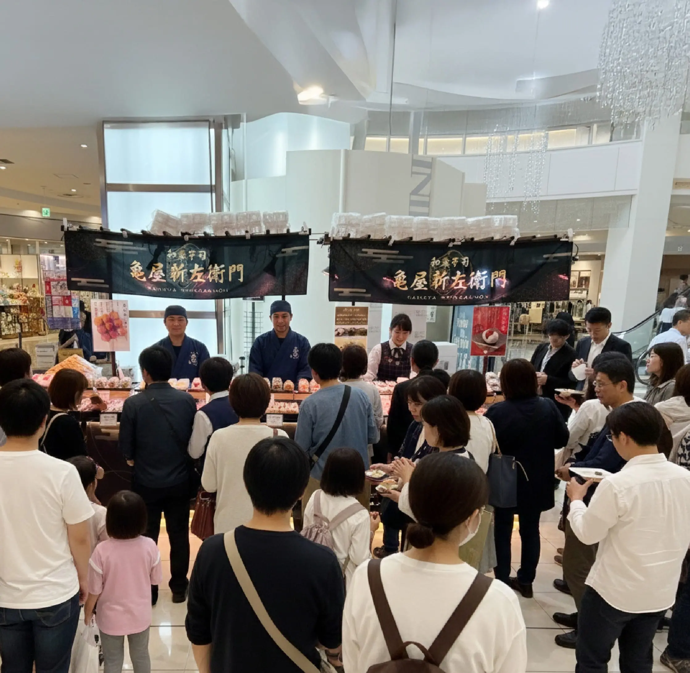 青空の下、スーツを着た男性が勢いよくジャンプしている様子の背景画像