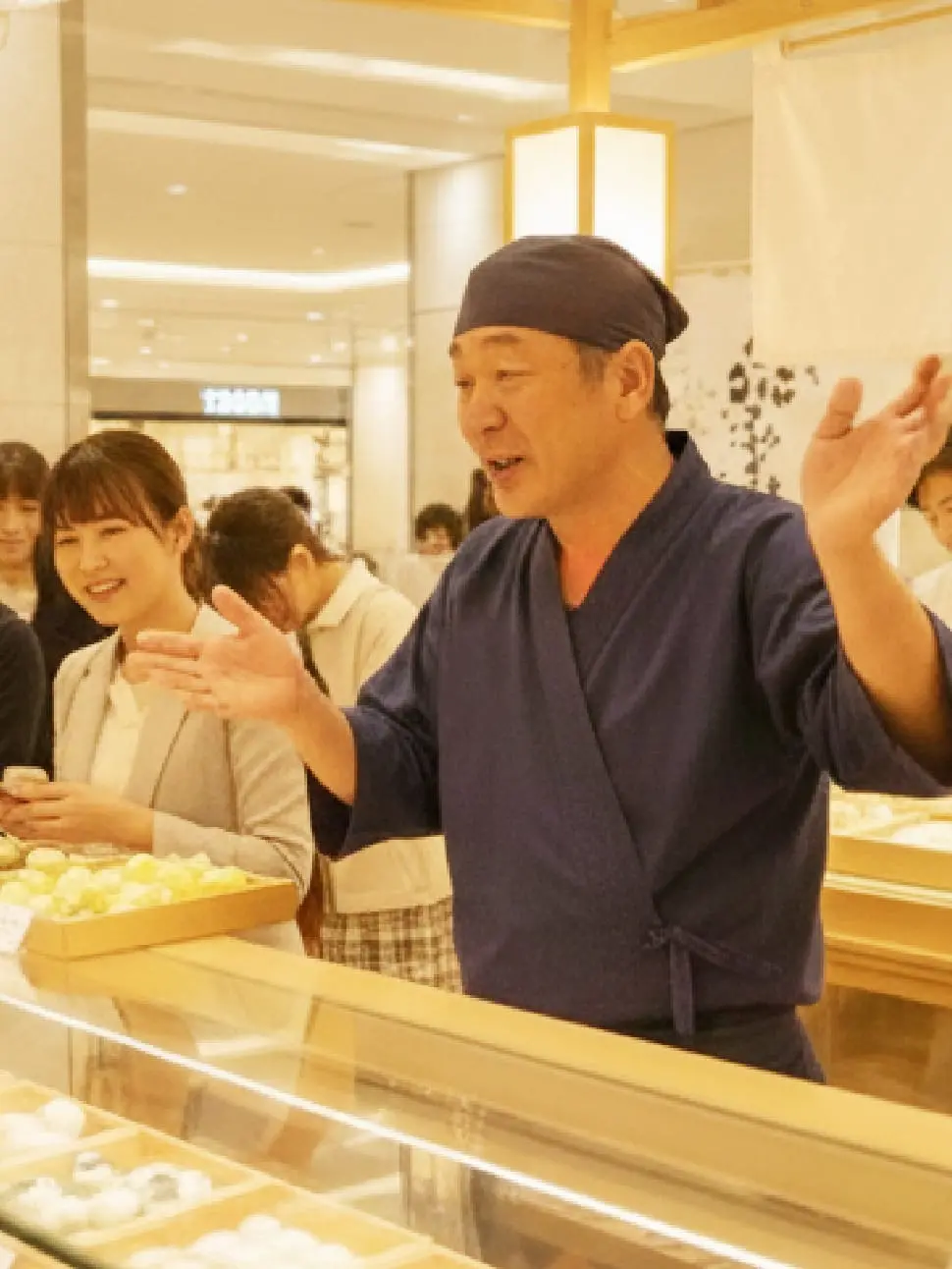 青空の下、スーツを着た男性が勢いよくジャンプしている様子